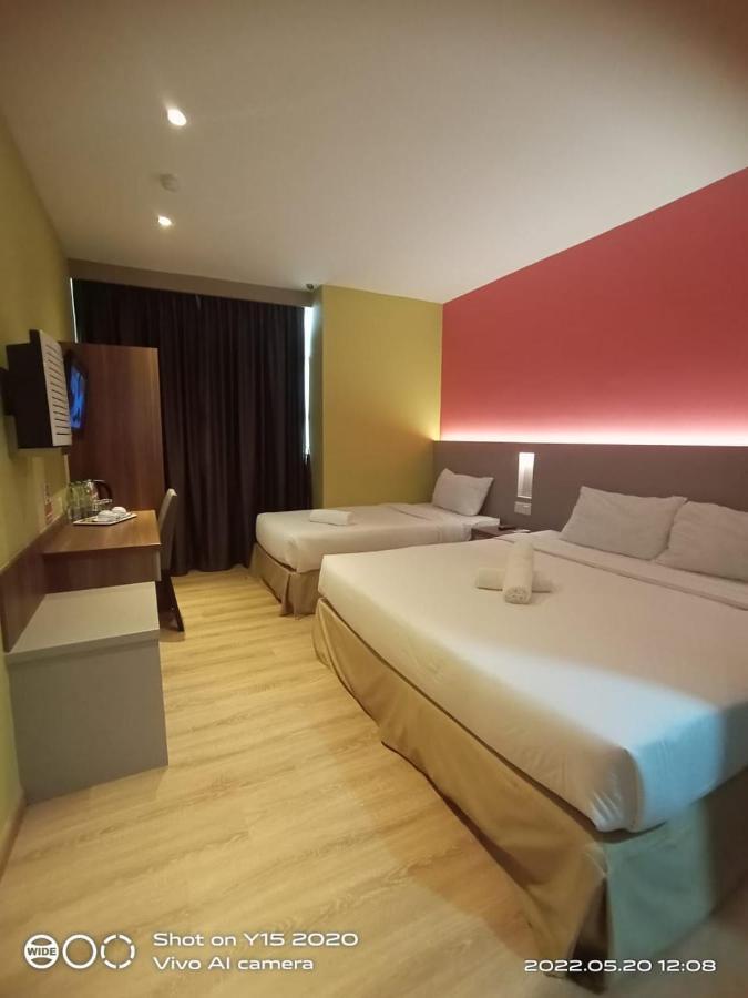 Hotel Zamburger Permas Johor Bahru Bagian luar foto