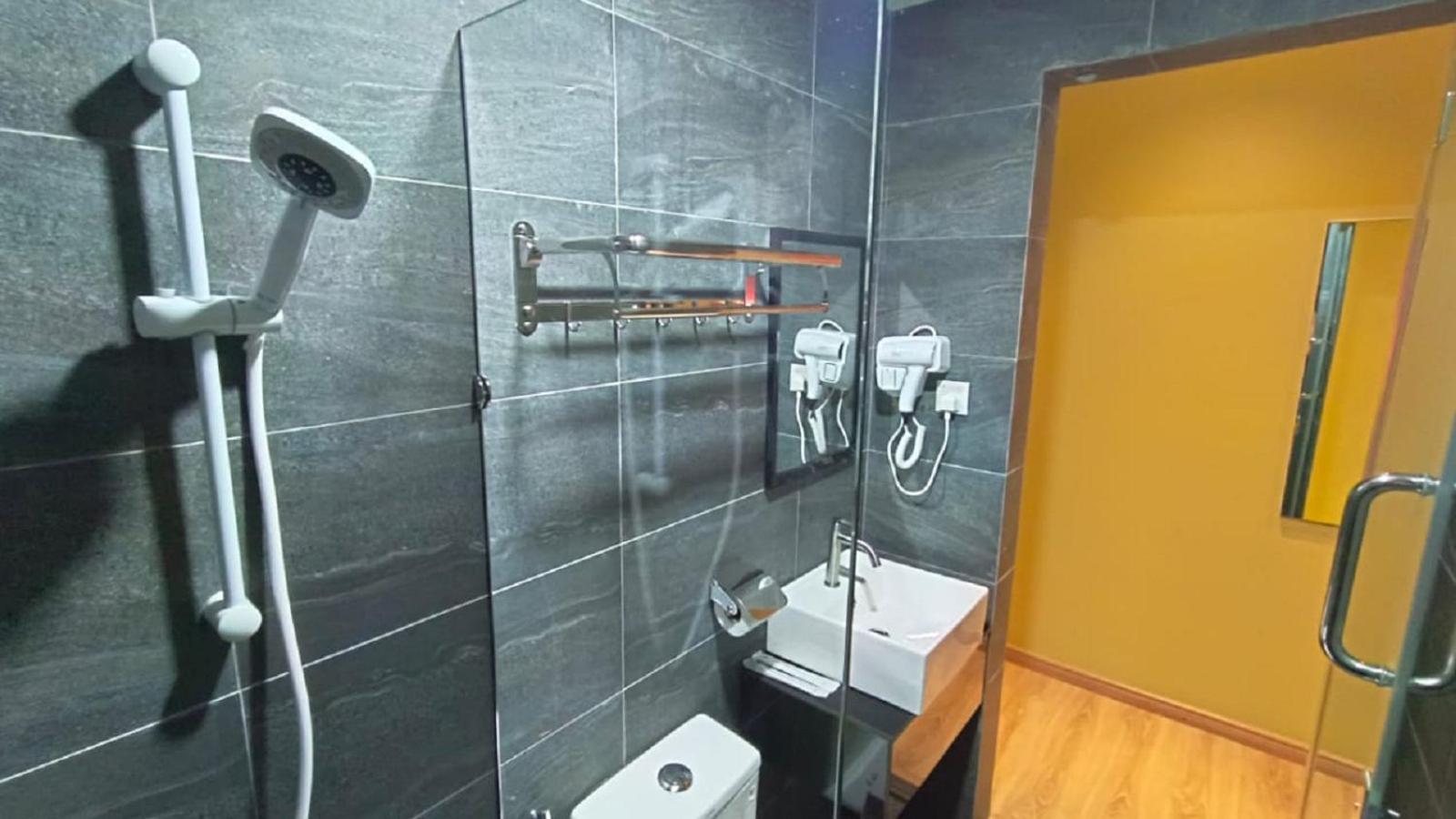 Hotel Zamburger Permas Johor Bahru Bagian luar foto