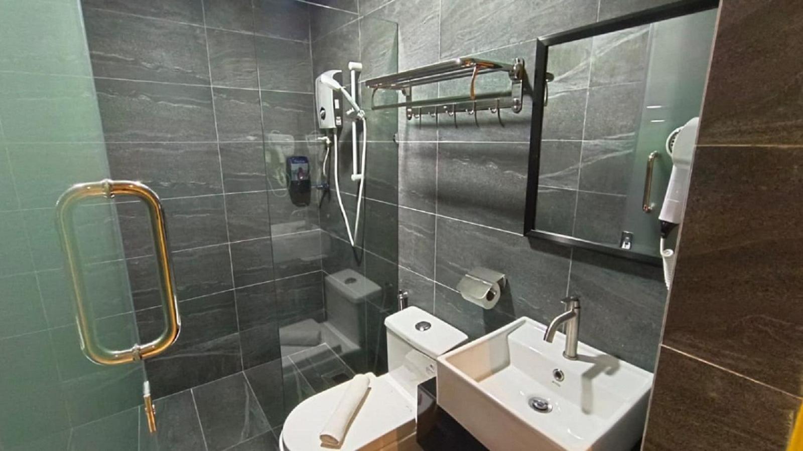 Hotel Zamburger Permas Johor Bahru Bagian luar foto
