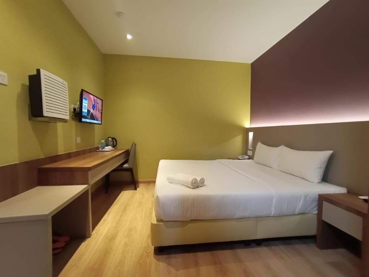 Hotel Zamburger Permas Johor Bahru Bagian luar foto